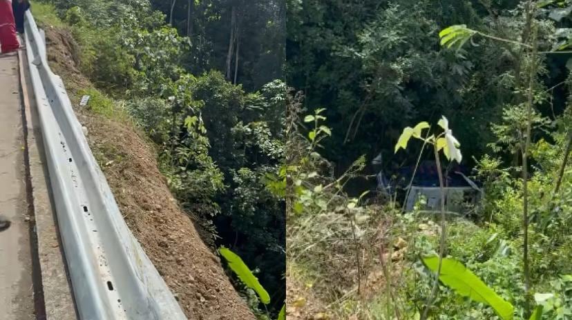 Aún se observa el bus destruido al fondo del abismo.