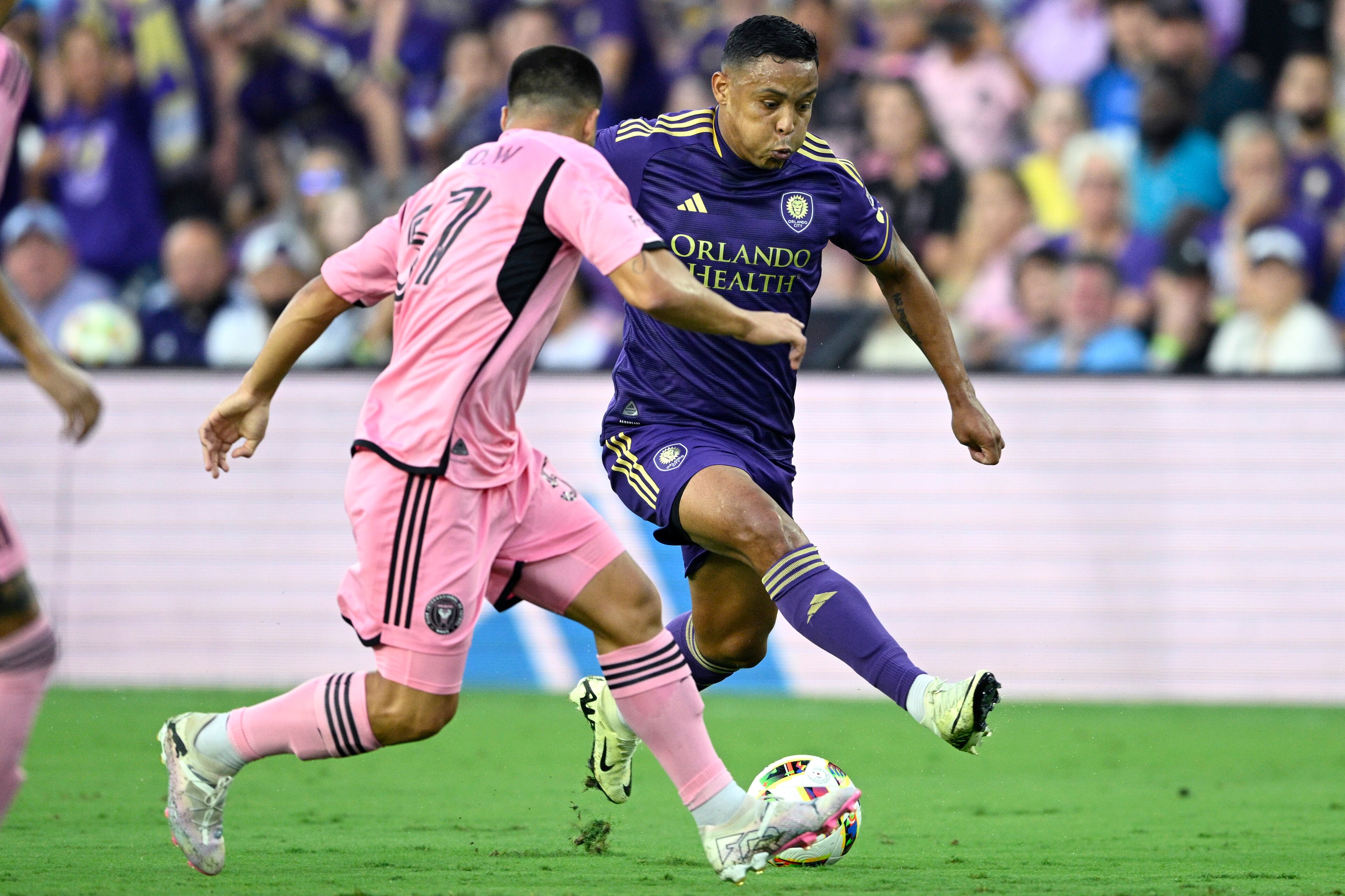 El delantero del Orlando City Luis Muriel, derecha, controla el balón frente al defensor del Inter Miami Marcelo Weigandt (57) durante la primera mitad de un partido de fútbol de la MLS el miércoles 15 de mayo de 2024 en Orlando, Florida (AP Foto/Phelan M. Ebenhack)