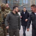 En esta foto proporcionada por la Oficina de Prensa Presidencial de Ucrania, el presidente de Ucrania, Volodimir Zelensky, a la izquierda, camina con el actor estadounidense Sean Penn después de su reunión en Kyiv, Ucrania, el martes 8 de noviembre de 2022.(Ukrainian Presidential Press Office via AP)