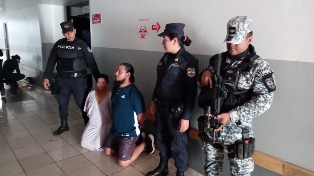Momento de la captura del hombre y la mujer que se hicieron pasar por los padres del recién nacido robado.