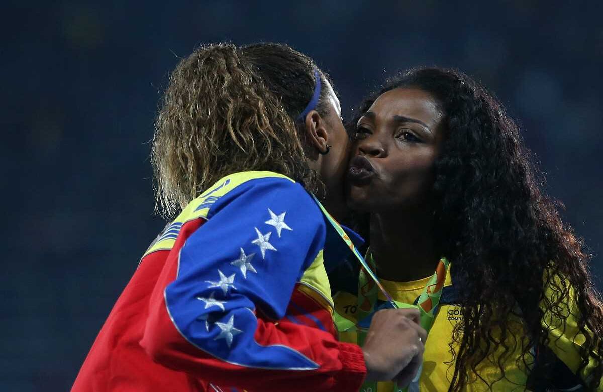 Rojas e Ibargüen son buenas amigas en medio de la competencia. EFE/Marcelo Sayão