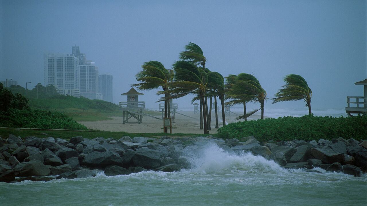 Se espera además que entre domingo y lunes (2 y 3 de julio) Beatriz gire más al noroeste, alejándose de México, y se degrade a tormenta tropical.