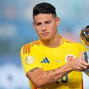 Colombia's James Rodriguez holds the player of the tournament trophy after the Copa America final soccer match in Miami Gardens, Fla., Monday, July 15, 2024. Argentina defeated Colombia 1-0. (AP Photo/Julio Cortez)