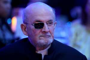 Décadas después de que en 1989 el entonces guía supremo iraní, el ayatolá Jomeini, lanzara una fetua ordenando su asesinato por su novela "Los versos satánicos" (1988), por considerarla blasfema para el islam. (Photo by Cindy Ord/Getty Images for PEN America)