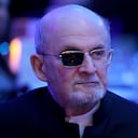 Décadas después de que en 1989 el entonces guía supremo iraní, el ayatolá Jomeini, lanzara una fetua ordenando su asesinato por su novela "Los versos satánicos" (1988), por considerarla blasfema para el islam. (Photo by Cindy Ord/Getty Images for PEN America)