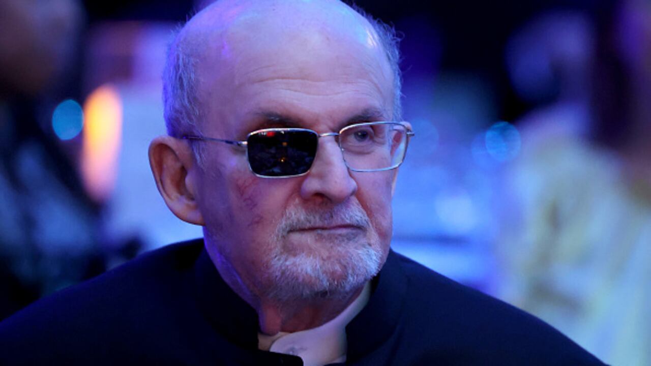 Décadas después de que en 1989 el entonces guía supremo iraní, el ayatolá Jomeini, lanzara una fetua ordenando su asesinato por su novela "Los versos satánicos" (1988), por considerarla blasfema para el islam. (Photo by Cindy Ord/Getty Images for PEN America)