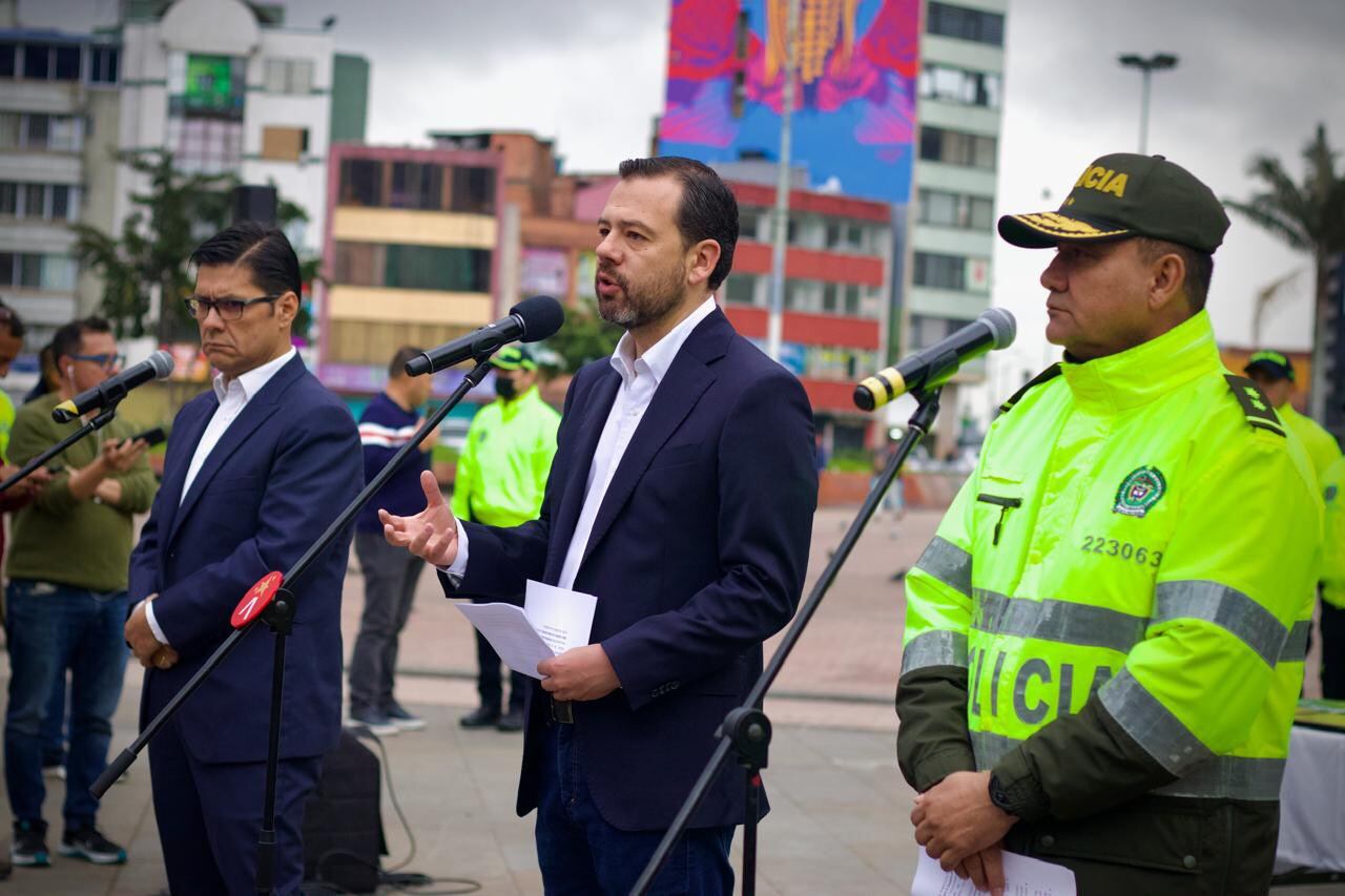 Alcalde Carlos Fernando Galán, en compañía del secretario de Seguridad, César Restrepo y el general José Daniel Gualdrón