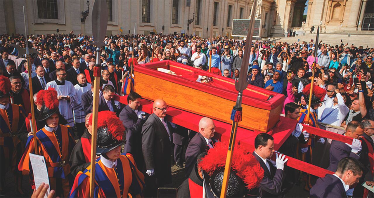 El Vaticano adelantó los preparativos para el funeral de Francisco, quien falleció a los 88 años, cerca de un mes después de haber estado hospitalizado.