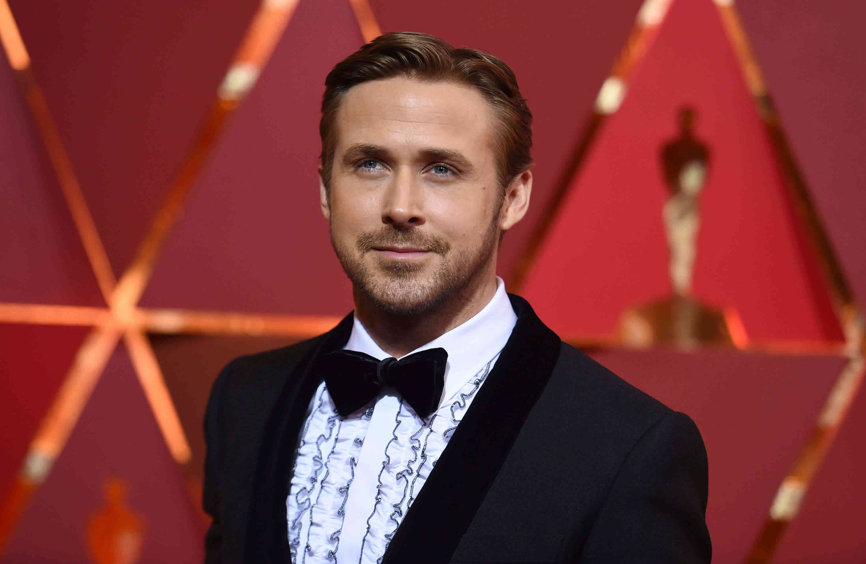 Gran elección de Ryan Gosling al usar esa camisa con chorreras con ese traje de Alessandro Michele firmado por Gucci (Photo by Al Powers/Invision/AP)