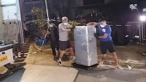 Autoridades con la nevera donde encontraron parte de los restos de la modelo.