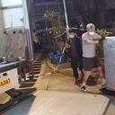 Autoridades con la nevera donde encontraron parte de los restos de la modelo.