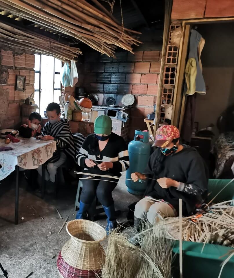 Florinda Moreno le ha enseñado a sus dos hijos de 11 y 5 años. El mayor ya realiza diseños propios, aunque confiesa que debe mejorar la técnica.