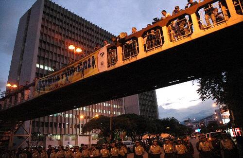 "¿Para qué me insultan?", cuestionó el Presidente. "Si este es el desayuno, ¿cómo será el diálogo?", dijo. 