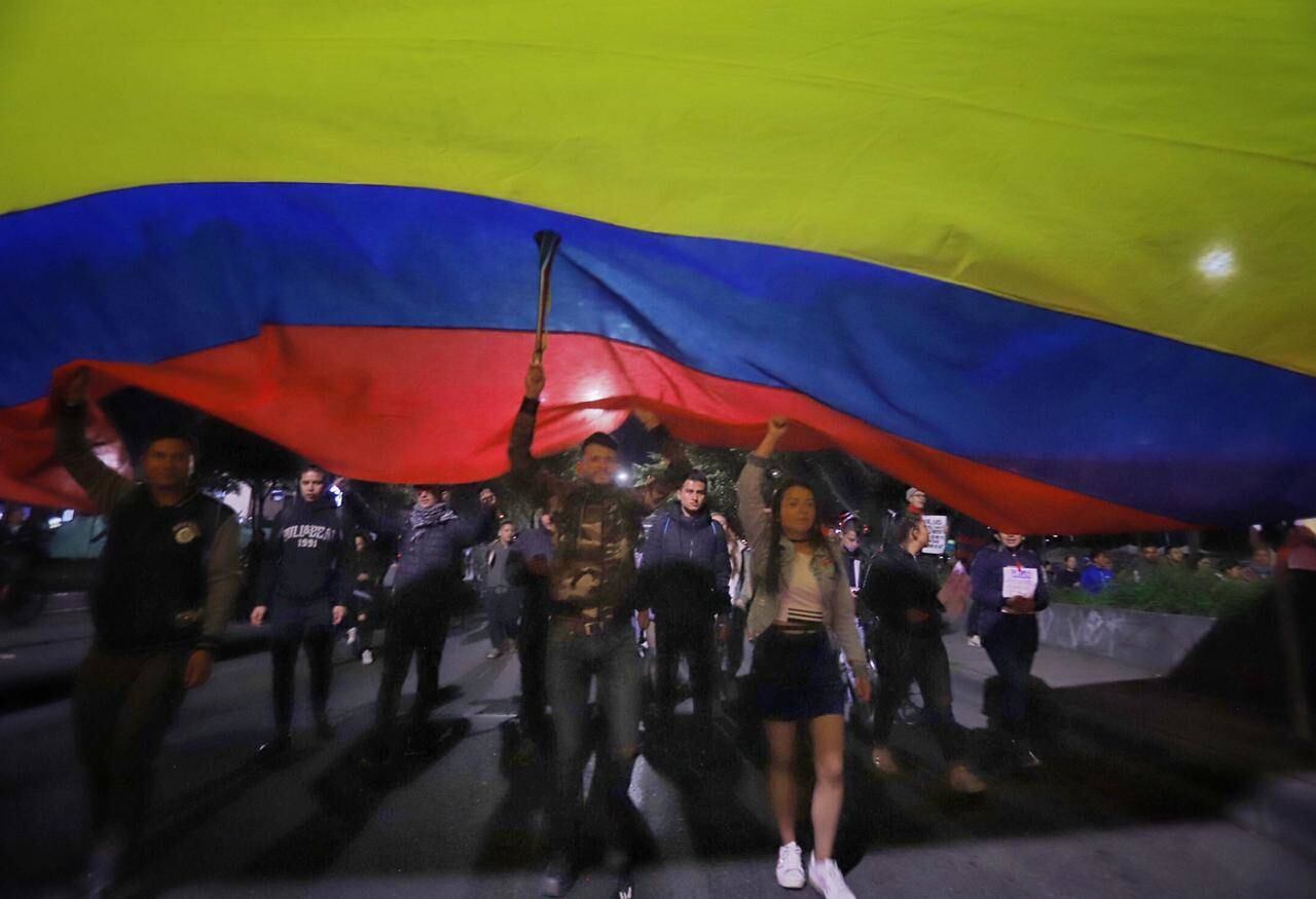 Las razones del paro que se vive en el país son tan variadas que Dilan pudo ser el que defendía los derechos de los estudiantes, pero también el que defendía el medio ambiente, el que alzaba su voz por la paz o el que gritaba arengas para que no asesinaran a más indígenas y líderes sociales. 