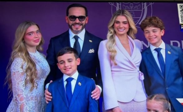 Abelardo De La Espriella llega a la USC junto a su esposa e hijos para su posesión presidencial