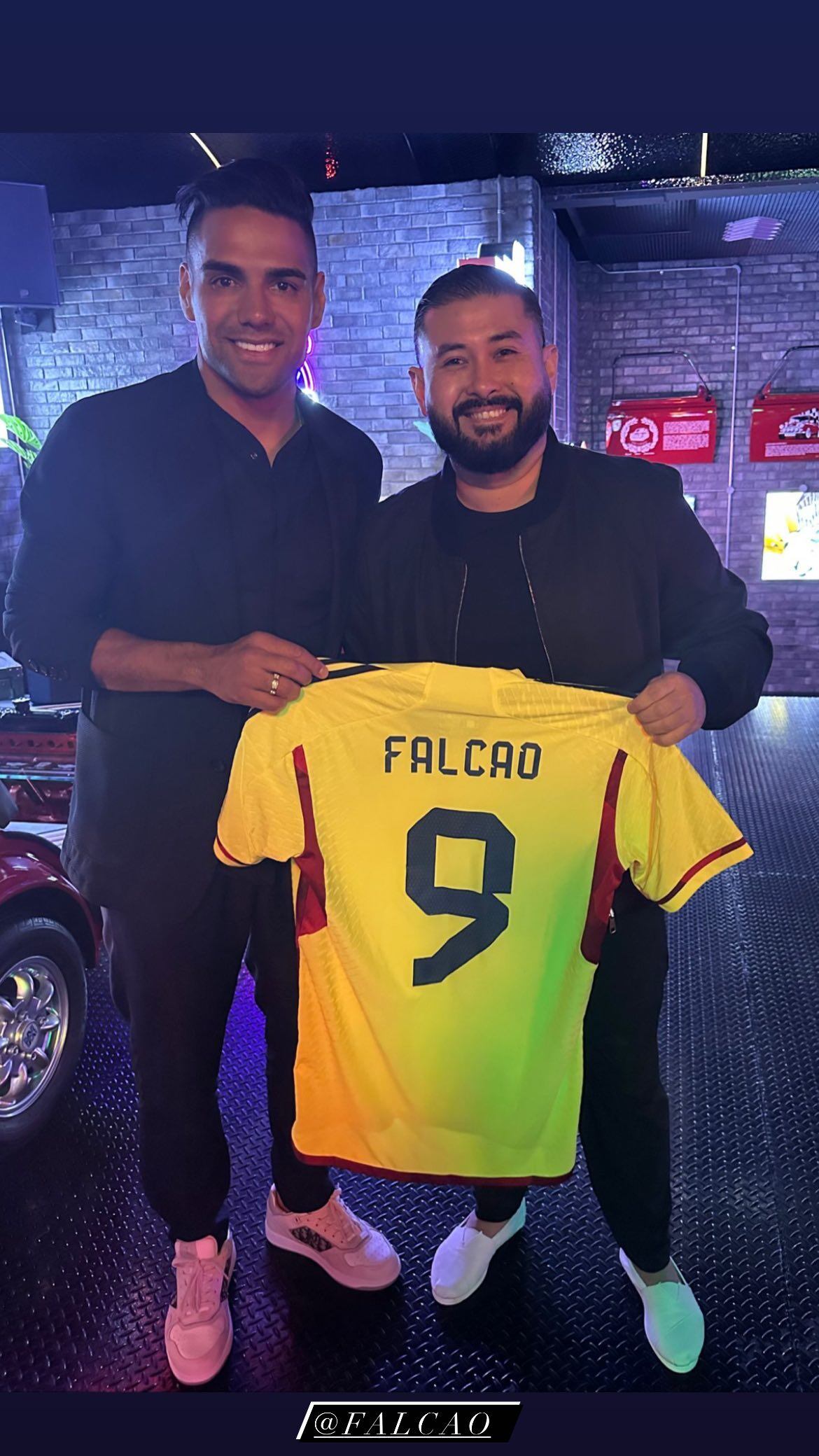 Falcao junto al príncipe Tunku Ismail Ibni Sultan Ibrahim, propietario del Johor Darul Takzim