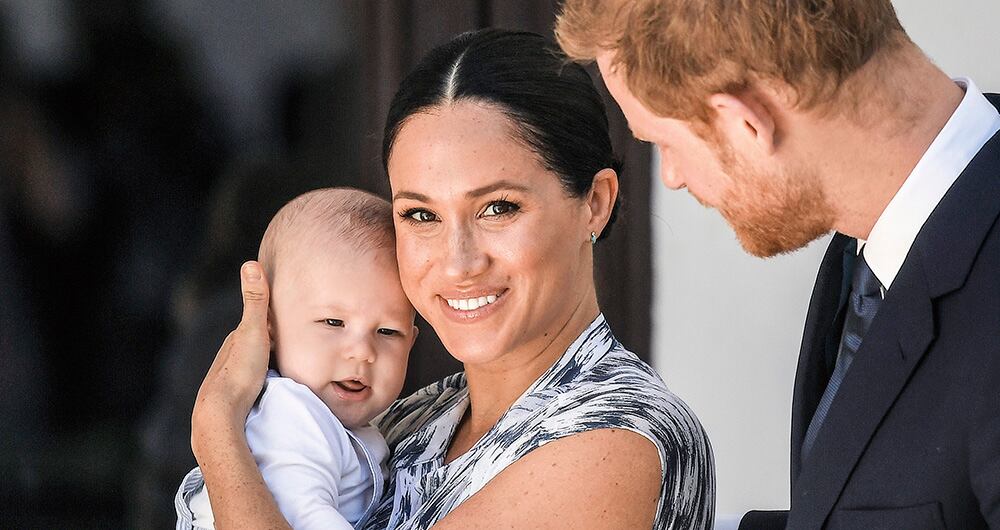 Meghan es la primera mujer de raíces afro en emparentar con los Windsor y un miembro de la familia puso varias veces el tema de cuál sería el color de su hijo Archie antes de que naciera. 