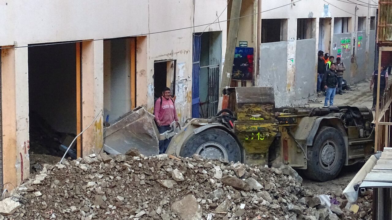 Los equipos de rescate excavan en un edificio afectado por un deslizamiento de tierra que sepultó decenas de casas en el pueblo de Retamas, distrito de Parcoy en el norte de Perú, el 15 de marzo de 2022. - Un deslizamiento de tierra el 15 de marzo de 2022 en la ciudad peruana norteña de Retamas ha enterrado decenas de casas y atraparon al menos a 15 personas, según las autoridades. (Photo by Said Velesquez / AFP)