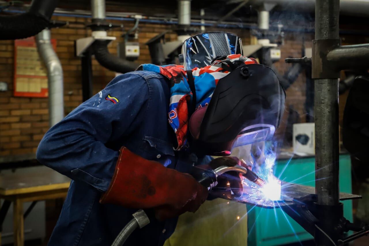 Si deseas certificarte en competencias laborales recuerde que los servicios que
ofrece el SENA son de carácter público, gratuito y no requieren intermediarios.