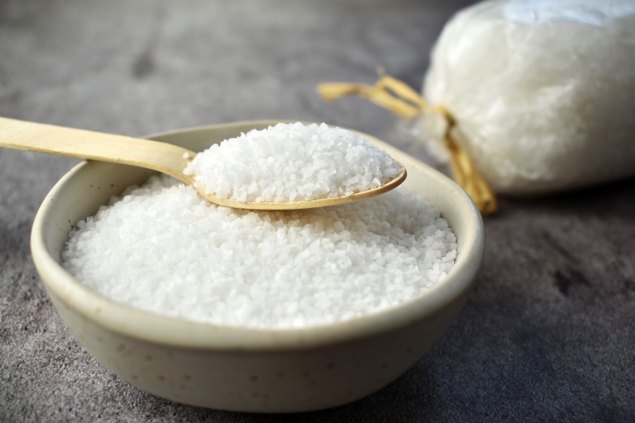 Colocar un plato con sal en áreas específicas del hogar, según los principios del Feng Shui, puede ser la clave para atraer abundancia durante el año 2025.