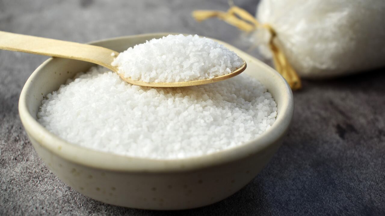 El 2025 puede ser un año de prosperidad con solo colocar un plato con sal en el lugar adecuado, siguiendo las recomendaciones del Feng Shui.