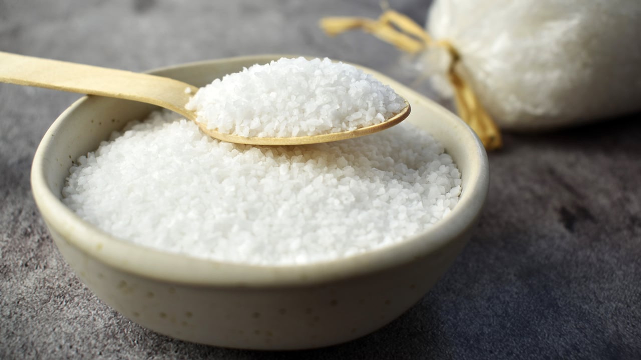 Colocar un plato con sal en áreas específicas del hogar, según los principios del Feng Shui, puede ser la clave para atraer abundancia durante el año 2025.