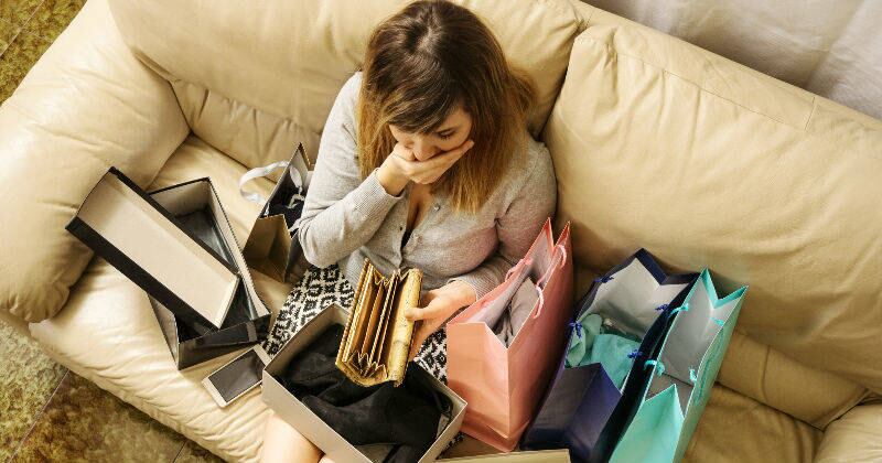 Las compras impulsivas hacen parte de los gastos innecesarios que toda persona debe evitar realizar para no impactar sus finanzas. Foto: Getty Images.