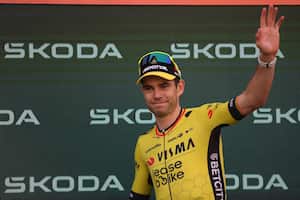 Van Aert abandona la Vuelta a España tras sufrir una dura caída en la etapa 16