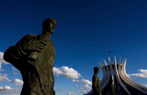 La estructura de la Catedral fue terminada el 31 de mayo de 1970. Es el resultado de 16 columnas de hormigón idénticas y pesan 90 toneladas. Representan dos manos moviéndose hacia el cielo.