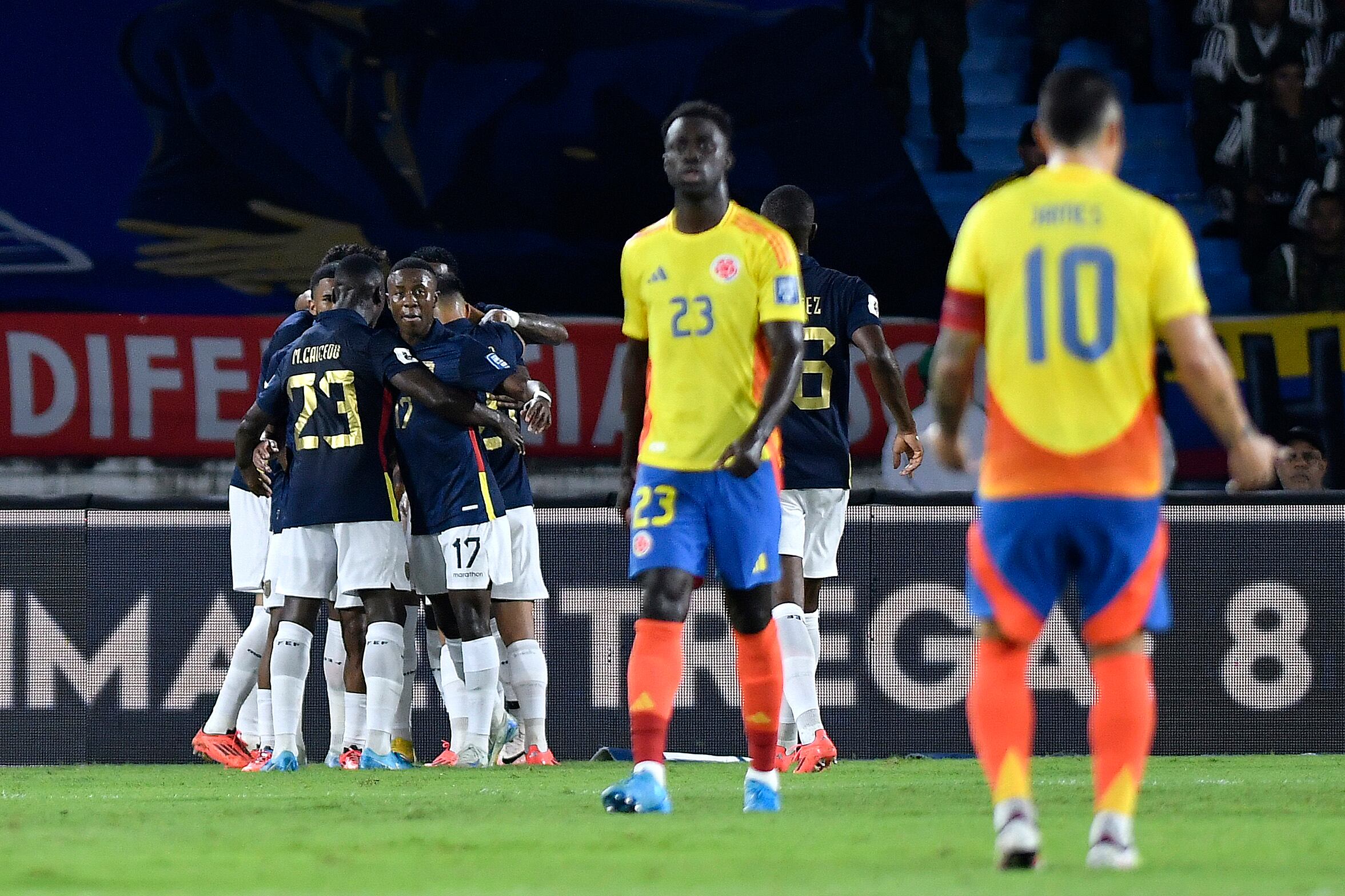 Enner Valencia de Ecuador celebra con sus compañeros después de anotar el primer gol del equipo durante el partido de la Eliminatoria Sudamericana para la Copa Mundial de la FIFA 2026 entre Colombia y Ecuador en el Estadio Metropolitano Roberto Meléndez el 19 de noviembre de 2024 en Barranquilla, Colombia.