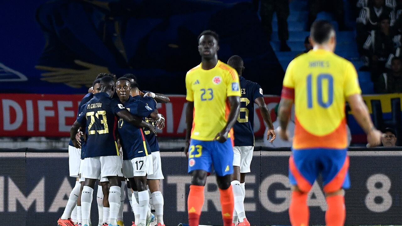 Enner Valencia de Ecuador celebra con sus compañeros después de anotar el primer gol del equipo durante el partido de la Eliminatoria Sudamericana para la Copa Mundial de la FIFA 2026 entre Colombia y Ecuador en el Estadio Metropolitano Roberto Meléndez el 19 de noviembre de 2024 en Barranquilla, Colombia.