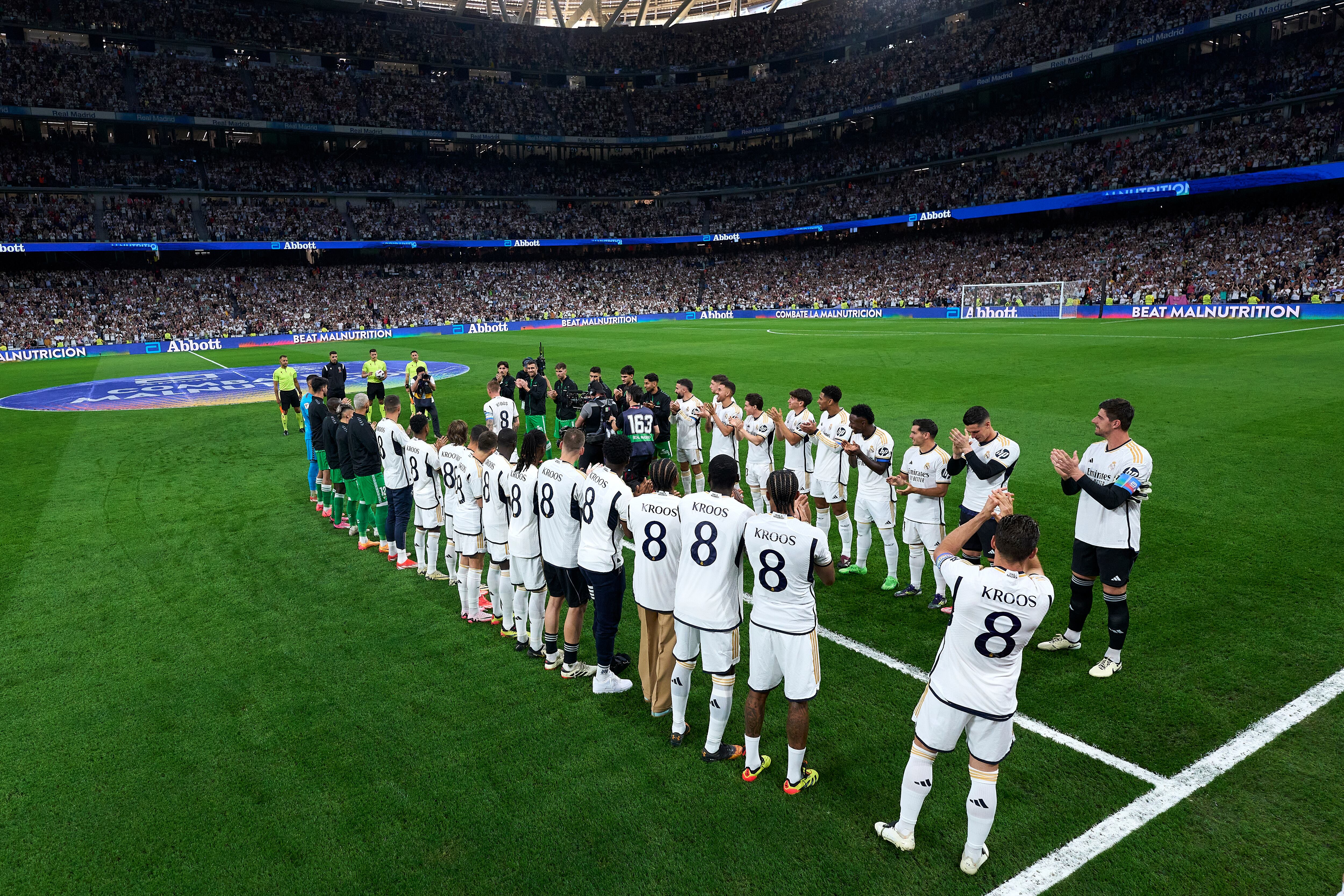 Antes del encuentro, sus compañeros y los miembros del Betis le rindieron una calle de honor.