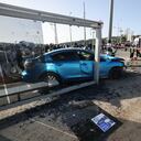 Los servicios de emergencia israelíes se reúnen en el sitio de un ataque de embestida reportado en Jerusalén el 10 de febrero de 2023. - Seis personas, incluidos dos niños, resultaron heridas cuando un automóvil se estrelló contra una parada de autobús en el este de Jerusalén, dijeron médicos israelíes, en lo que la policía llamó un "sospecha de ataque de embestida"