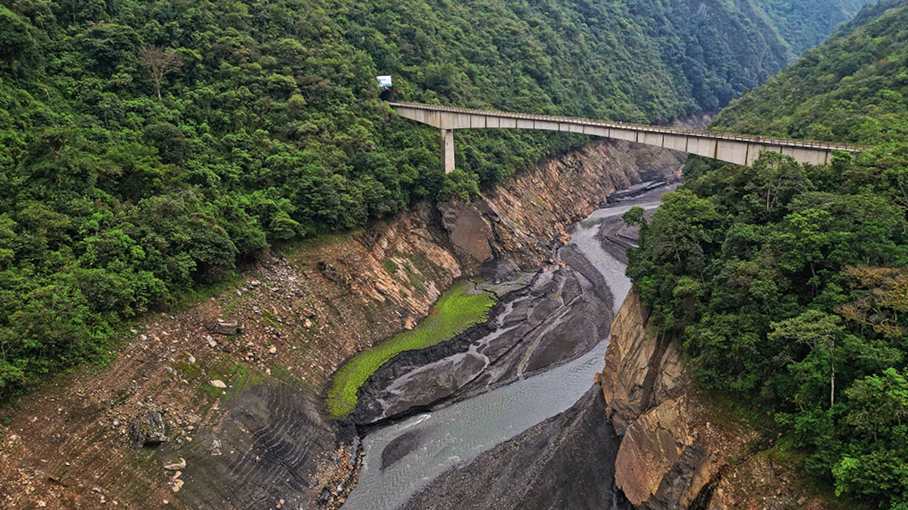 La situación del embalse del Guavio es dramática: solo contiene el 4 por ciento de su capacidad. Paradójicamente, esta central fue la que hace más de 30 años, con su entrada en operación, permitió que el apagón terminara.