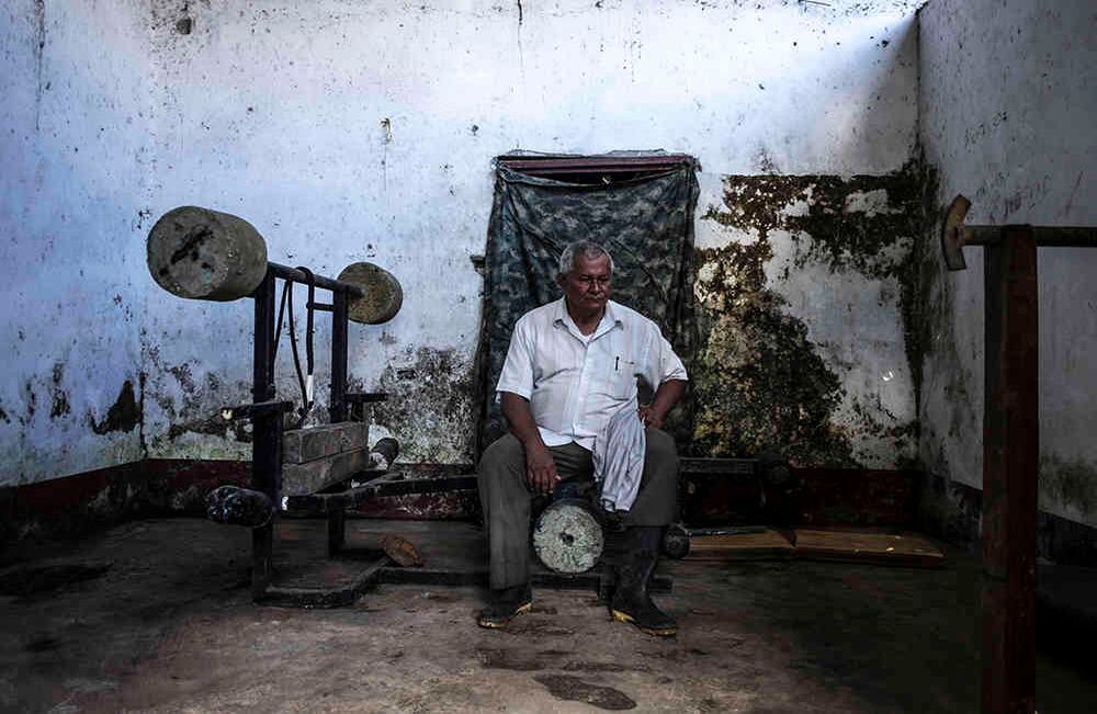 Laureano Mosquera de 66 años, posa en lo que fue su hogar por 28 años en Peñas Coloradas, ahí vivía con su esposa y sus 6 hijos. Juntos construyeron una estación de servicio, una tienda de abarrotes, bodega y su discoteca ´La sabrosona´.  Salió hace 13 años desplazado por el miedo a quedar en medio de combates entre el Ejército y la guerrilla.