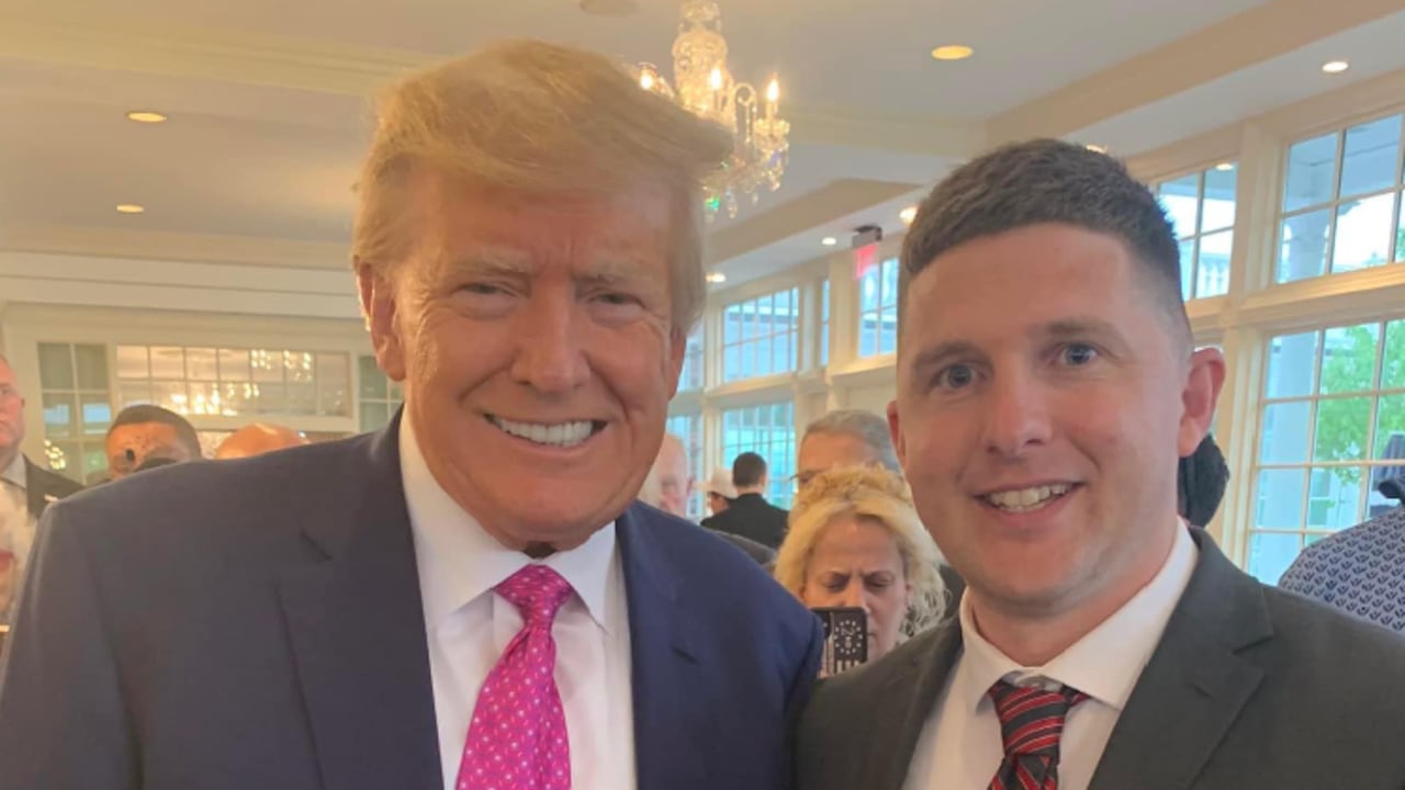 Derrick Evans, legislador trumpista, arremetió contra Shakira: “Si las cosas están tan mal, entonces vete”