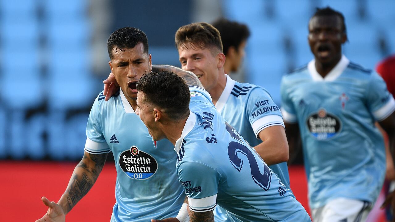 Murillo celebra un gol del Celta de Vigo frente al Osasuna junto a Santi Mina