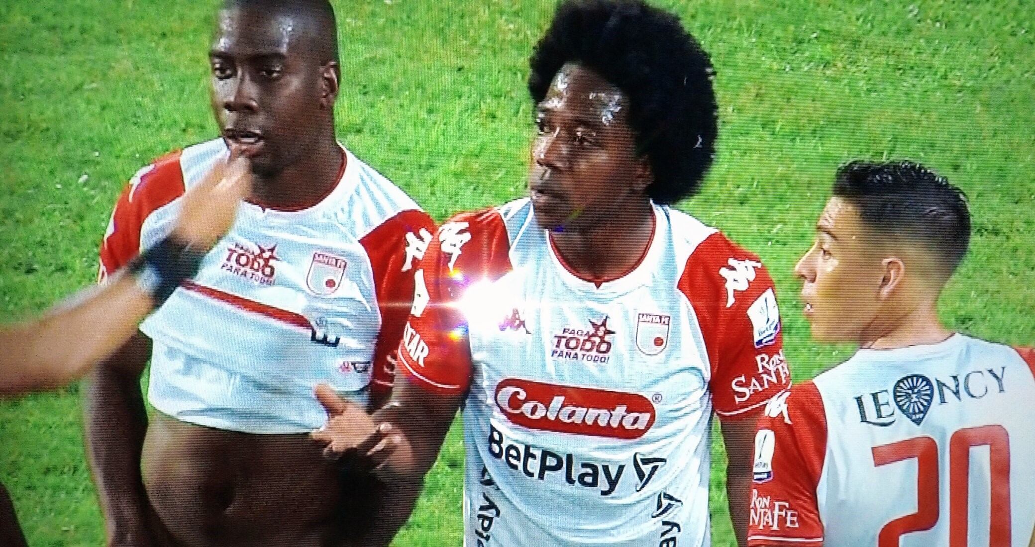 Geisson Perea sorprendió a todos bajándose la pantaloneta en pleno partido de Santa Fe. Foto: Captura Win Sports.