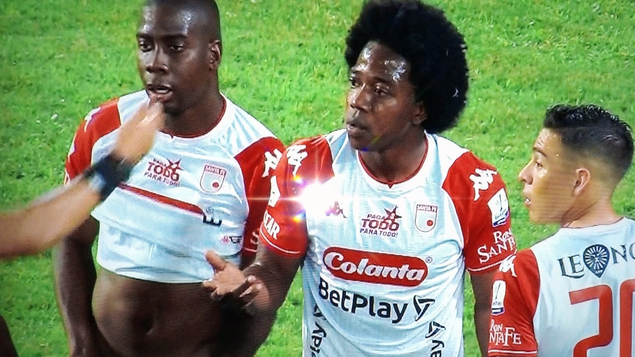 Geisson Perea sorprendió a todos bajándose la pantaloneta en pleno partido de Santa Fe. Foto: Captura Win Sports.