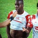 Geisson Perea sorprendió a todos bajándose la pantaloneta en pleno partido de Santa Fe. Foto: Captura Win Sports.