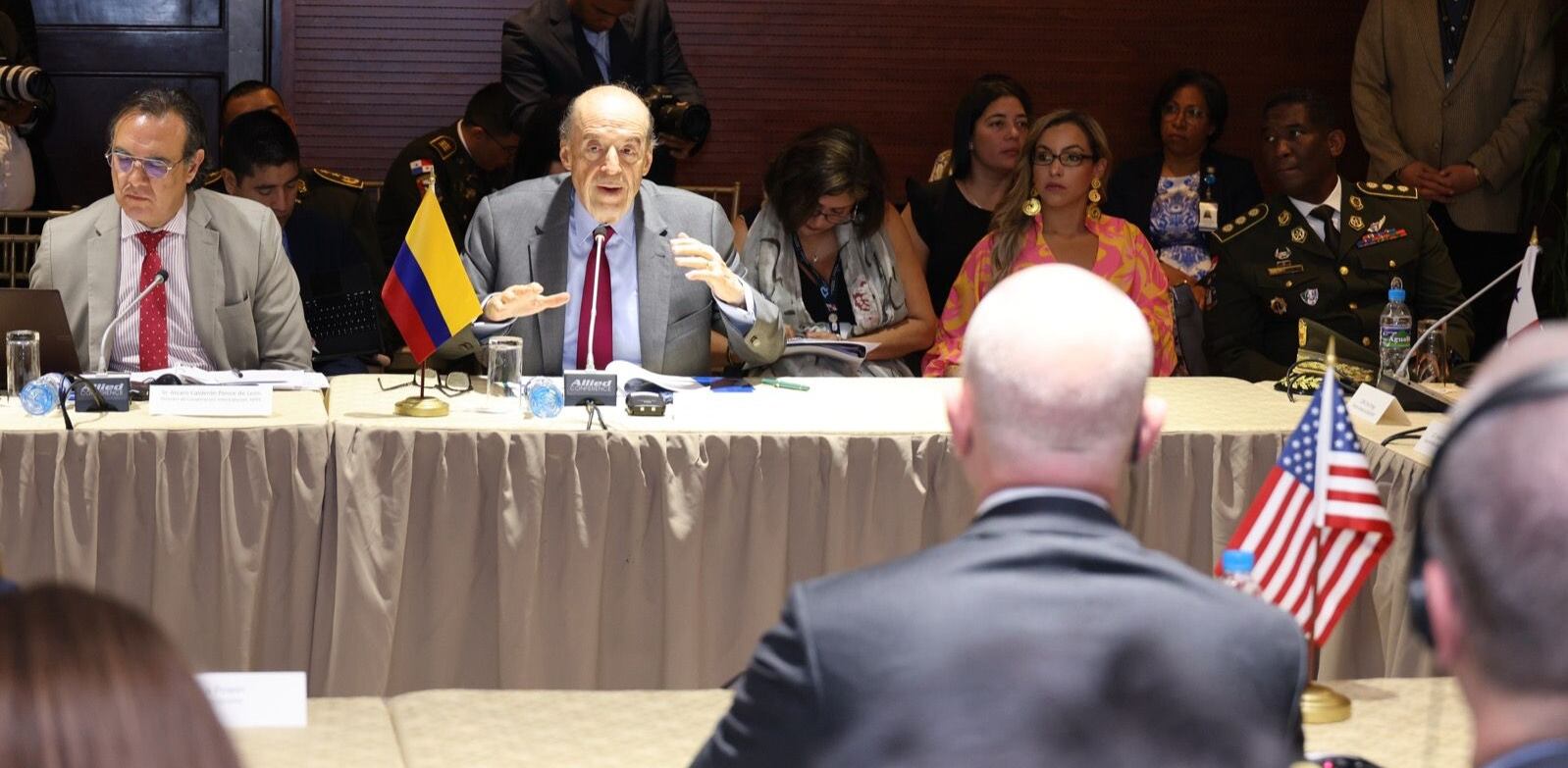 El ministro Álvaro Leyva anunció que se buscarán soluciones a la crisis migratoria en El Darién.