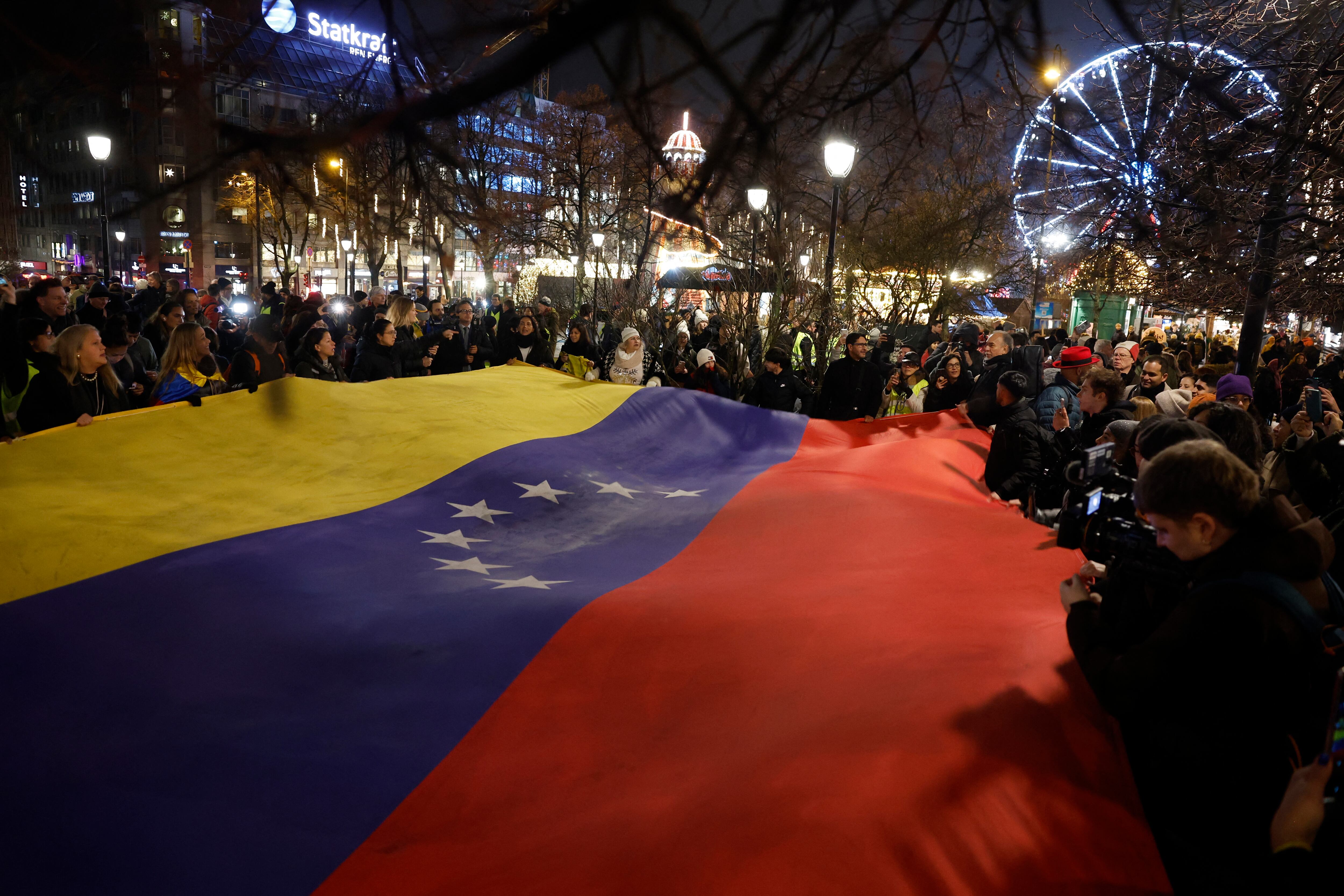 Cientos de venezolanos esperaban a María Corina Machado a las afueras del Gran Hotel.