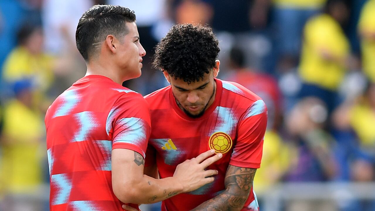 James Rodríguez abrazando a Luis Díaz durante un calentamiento de la Selección Colombia en Barranquilla.