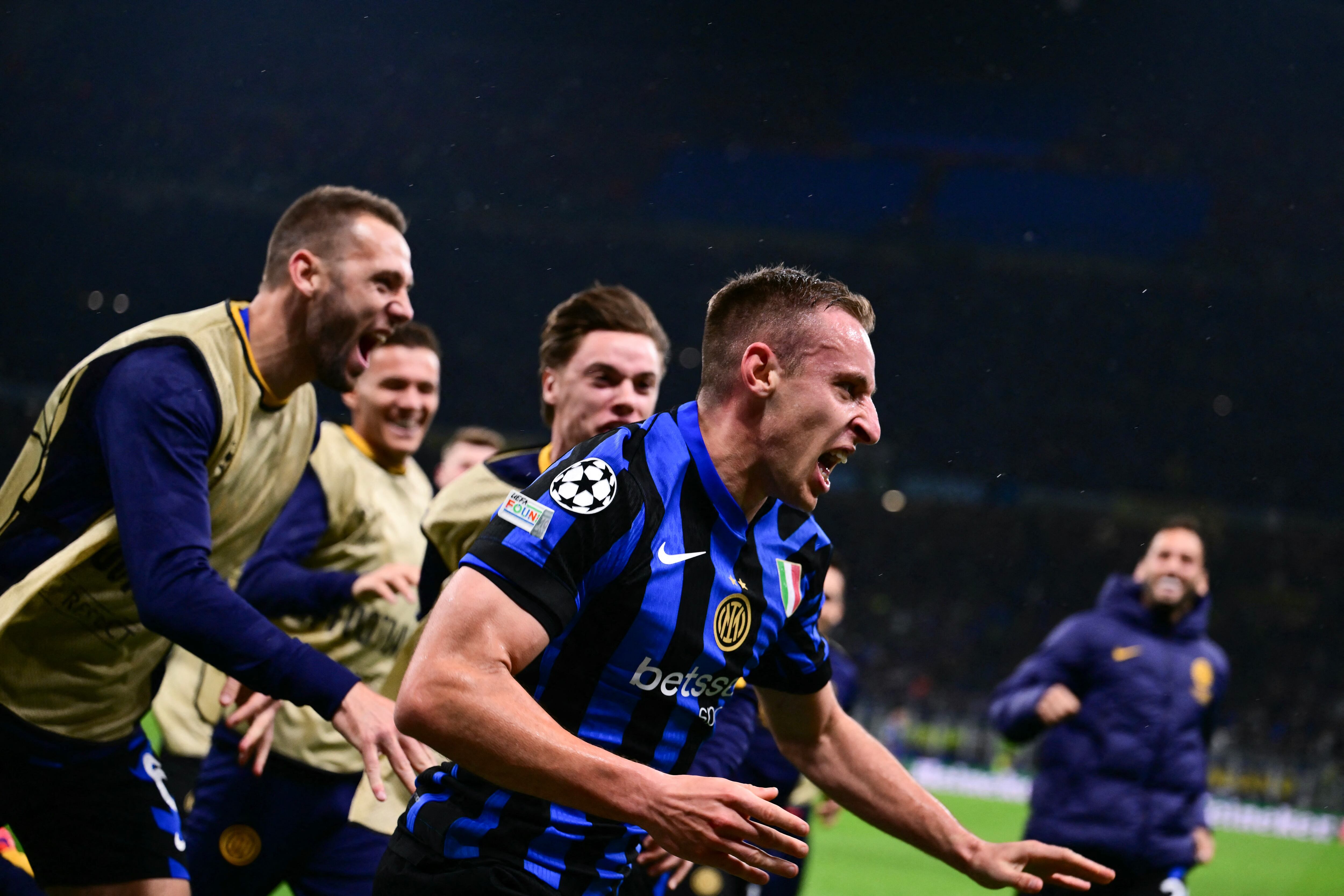 El centrocampista italiano #16 del Inter de Milán, Davide Frattesi (R), celebra el cuarto gol de su equipo con sus compañeros durante el partido de vuelta de la semifinal de la UEFA Champions League.