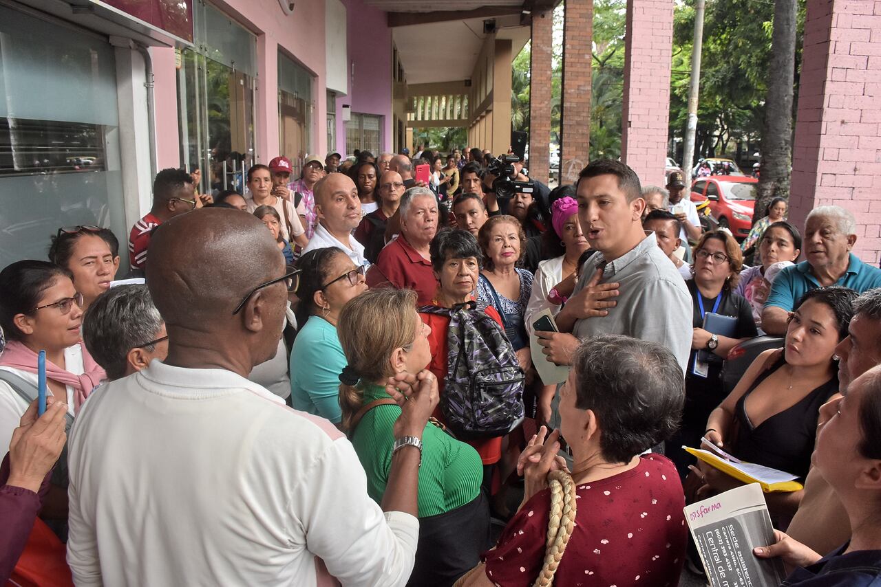 Cientos de Maestros se encuentran a las afueras de la Fiduprevisora en busca de una solución para la entrega de sus medicamentos y órdenes para exámenes con especialistas.