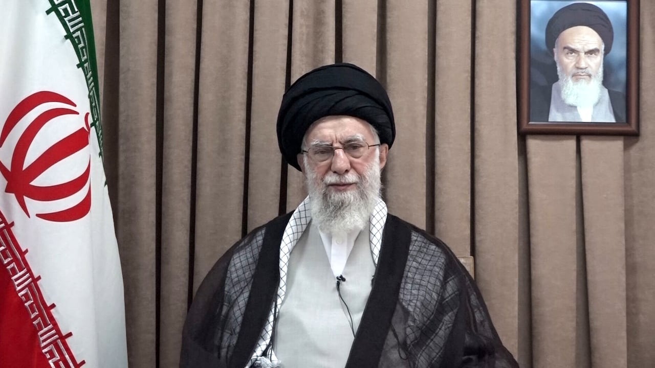 El líder supremo iraní, Alí Jamenei, buscaría refugiarse en Moscú.