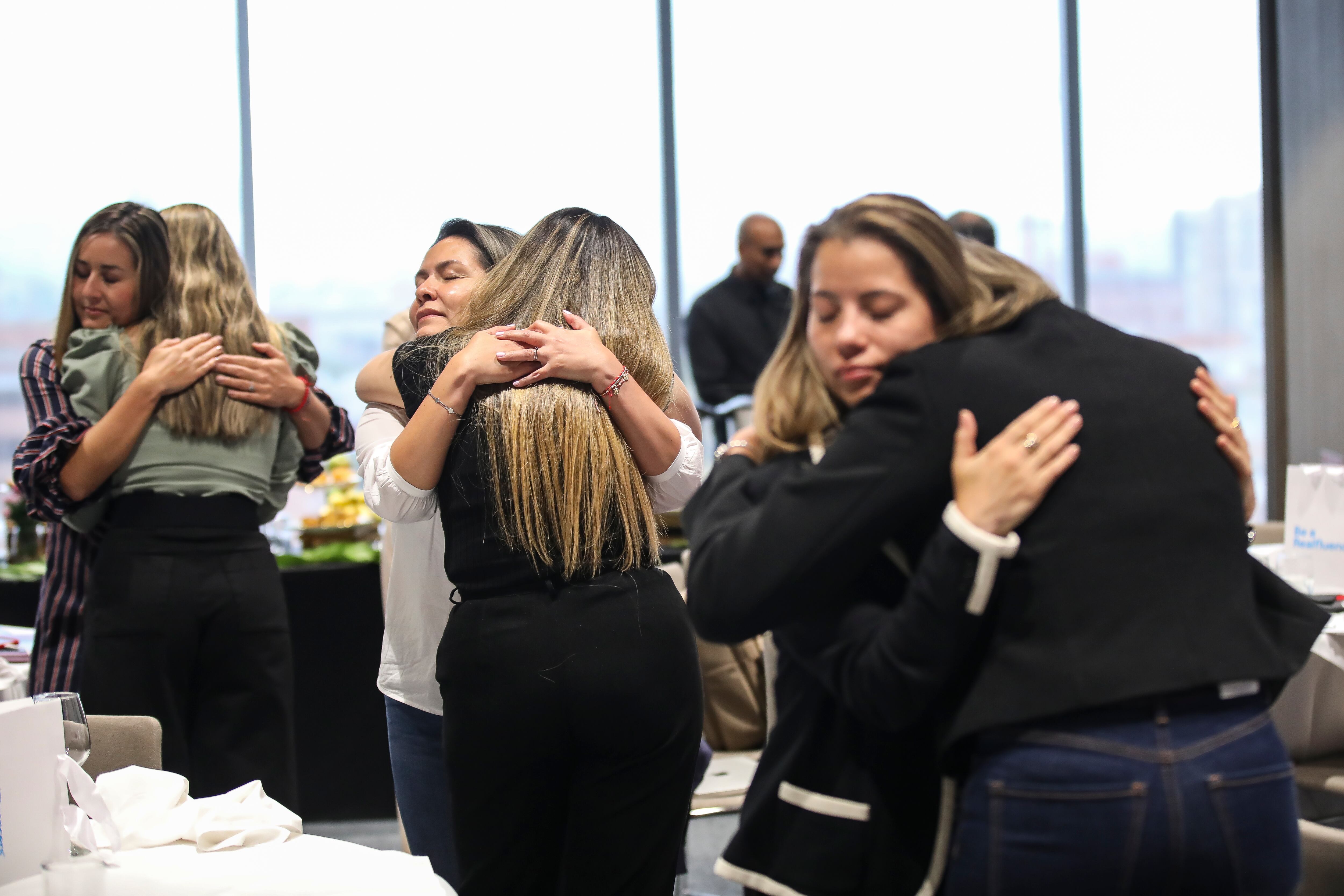 Una de las partes más emotivas del taller fue cuando Hoyos compartió historias inspiradoras de mujeres que, a través de su guía, lograron transformar sus vidas y alcanzar metas que parecían imposibles.