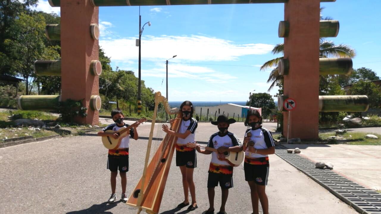 ‘Cultura sin fronteras’ promueve las expresiones artísticas llaneras y enseña a los niños a tocar instrumentos como el cuatro y la bandola.