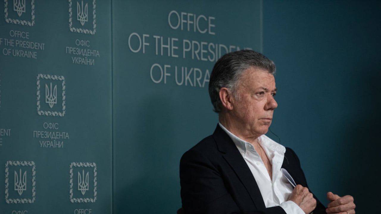 El expresidente de Colombia Juan Manuel Santos es visto durante una conferencia de prensa conjunta con el Jefe de la Oficina del presidente de Ucrania, Andrii Yermak, y el ex secretario general de la ONU, Ban Ki-moon, el 16 de agosto de 2022 en Kiev (Ucrania). Foto de Alexey Furman/Getty Images