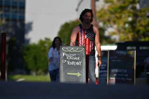 En esta fotografía de archivo, la gente llega al Viejo Mundo Huntington Beach, donde la Dra. Sherri Tenpenny estaba programada para hablar en la "Cruzada de la Libertad presenta a la Dra. Sherri Tenpenny", el 5 de agosto de 2021 en Huntington Beach, California. - Para Sherri Tenpenny, Dios está del lado de quienes rechazan las vacunas Covid-19. Ganar dinero, dicen los críticos, es la vocación más alta del osteópata de Ohio. Desde una membresía anual de podcast premium de $ 240 hasta seminarios web de $ 165 sobre por qué la gente "no debería tomar la inyección", suplementos de salud y hablar en público con boleto, Tenpenny dirige una empresa en expansión basada en activismo por las vacunas, desdén por las máscaras y las pruebas, y negaciones de que el Covid-19 sea real. Una investigación de la AFP descubrió que la viuda de 63 años desarrolló un negocio en torno al escepticismo pandémico al mismo tiempo que le debe a las autoridades fiscales de EE. UU. al menos la mitad un millón de dólares. A principios de este año, Tenpenny fue nombrado uno de los peores propagadores conocidos de falsedades, mitos y declaraciones engañosas sobre las vacunas, un grupo al que el Centro sin fines de lucro para contrarrestar el odio digital apodó la "Docena de la desinformación". (Foto de Robyn Beck / AFP)